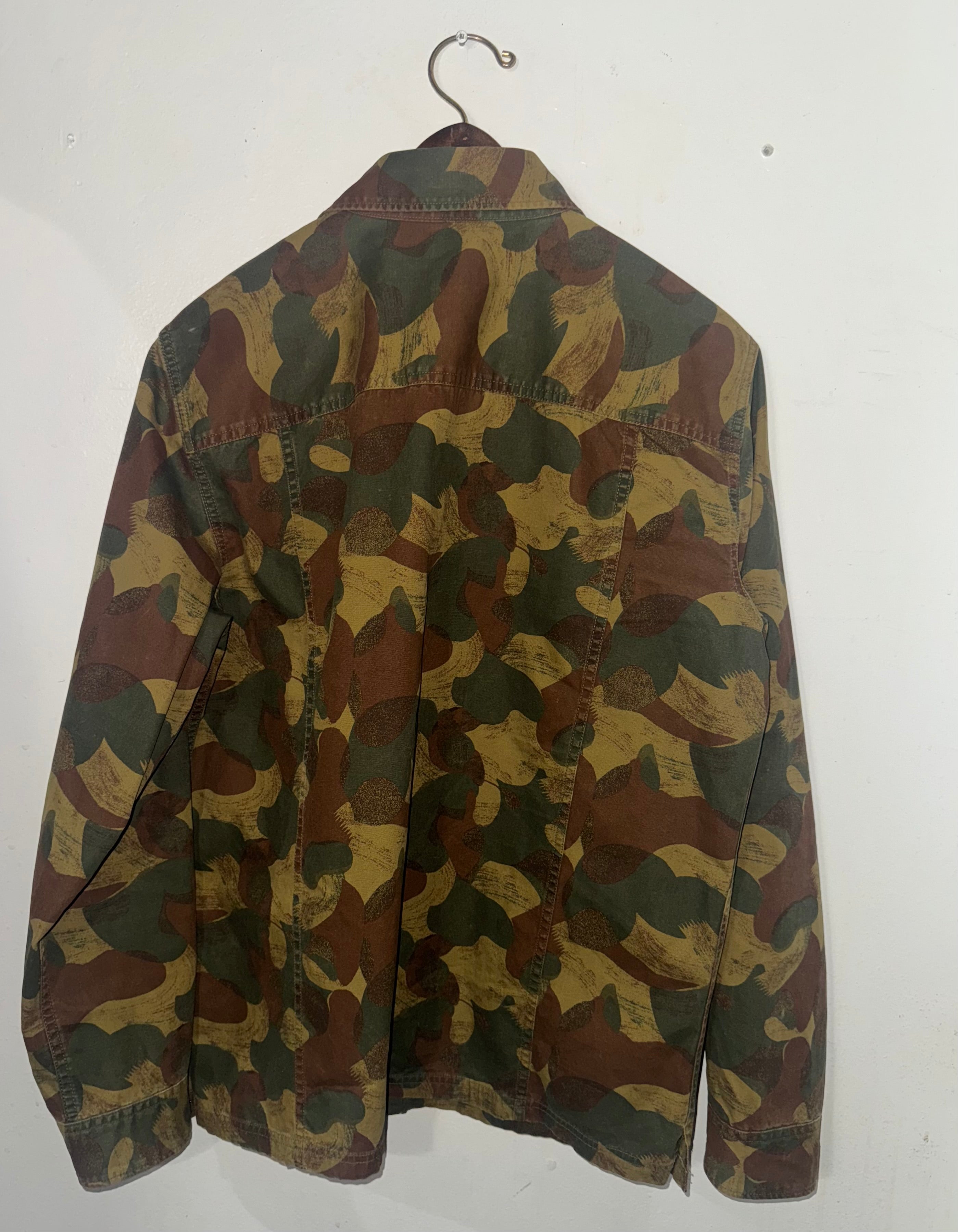 GAP CAMO BUTTON DOWN SHIRT SIZE MEDIUM