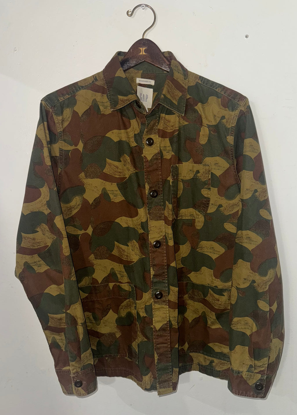 GAP CAMO BUTTON DOWN SHIRT SIZE MEDIUM