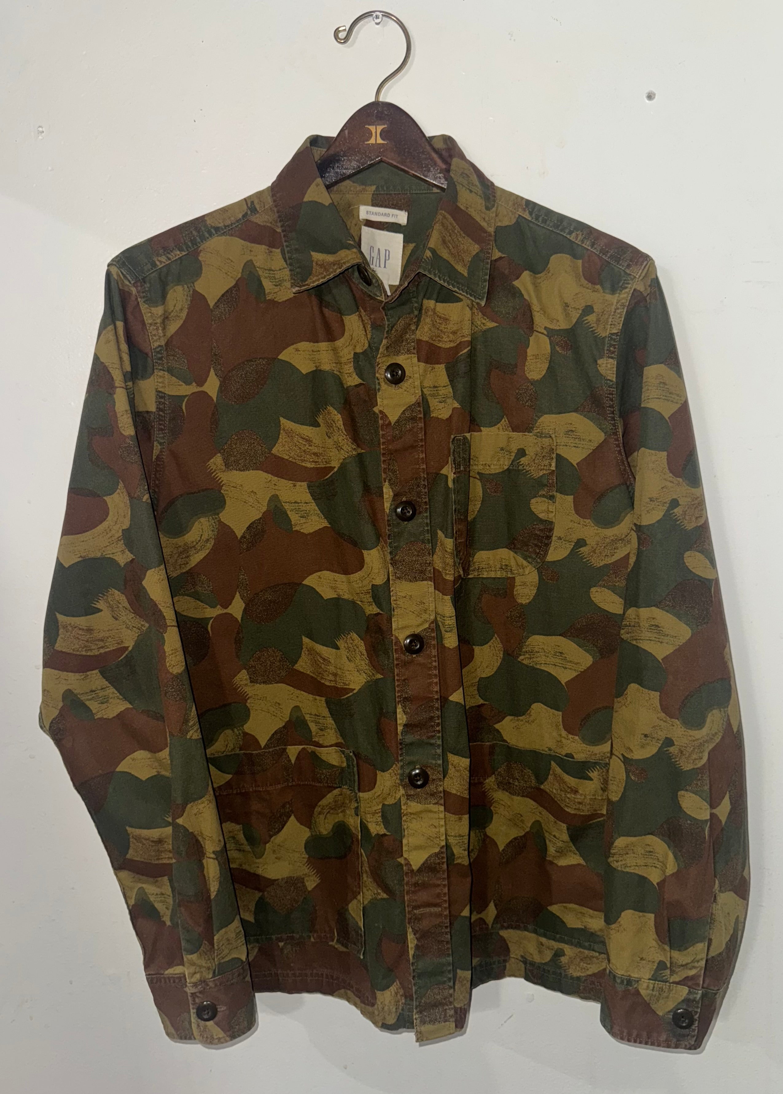 GAP CAMO BUTTON DOWN SHIRT SIZE MEDIUM