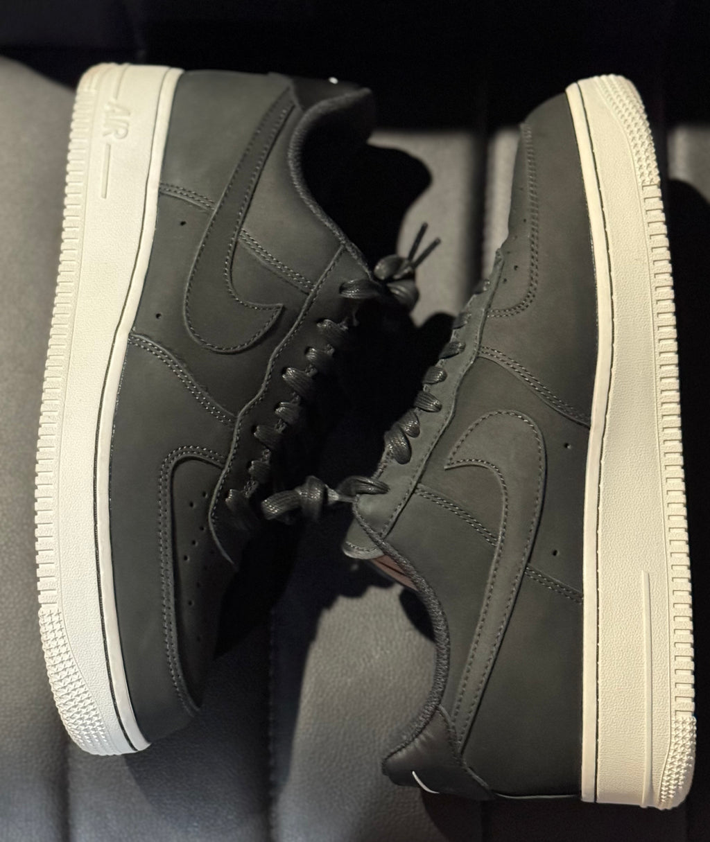 PREOWNED NIKE AIR FORCE ONE BLACK SIZE 10