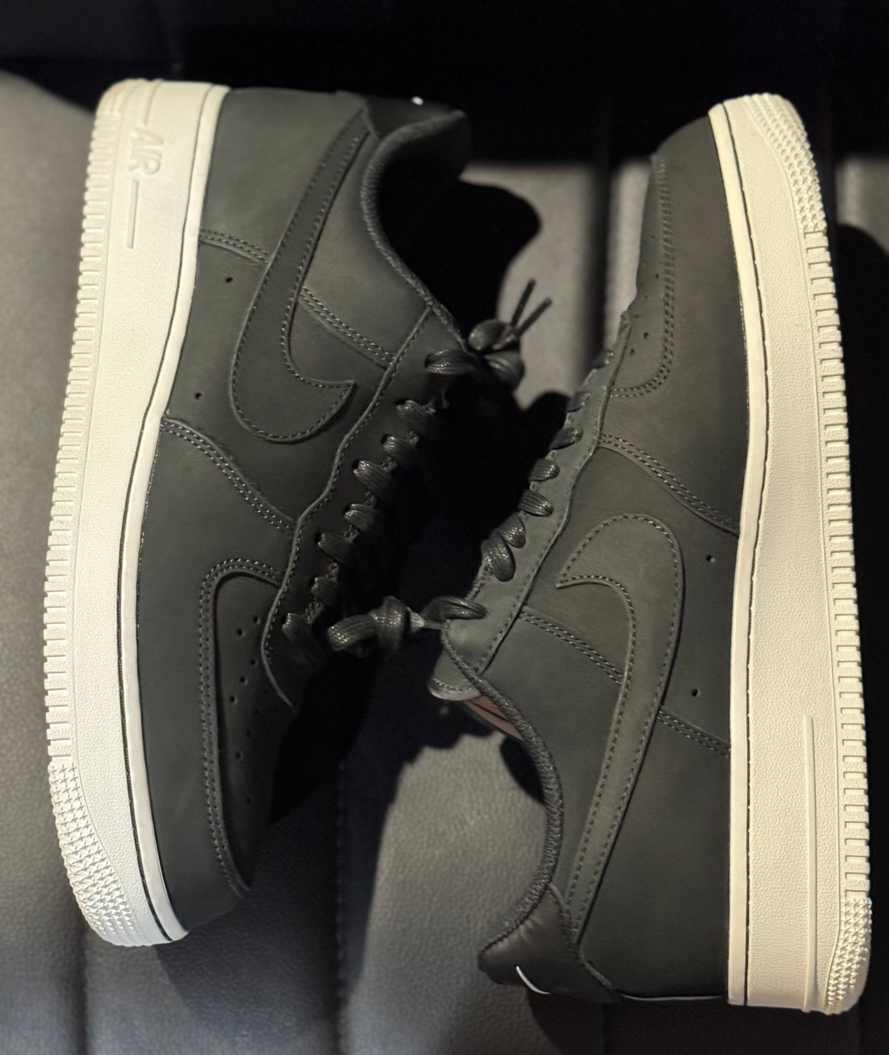 PREOWNED NIKE AIR FORCE ONE BLACK SIZE 10